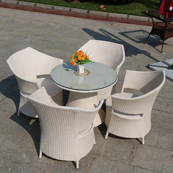 Индивидуални градински вили на открито, маса и стол от ратан, балкон за почивка, комбинирана мебели с бяла облегалка