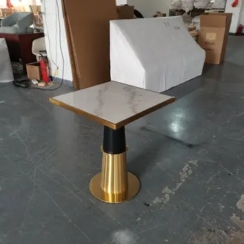 Леки луксозни маса и стол от неръждаема стомана със златно мрамор в комбинация с картовите седалка, маса и стол за кафене в западен стил