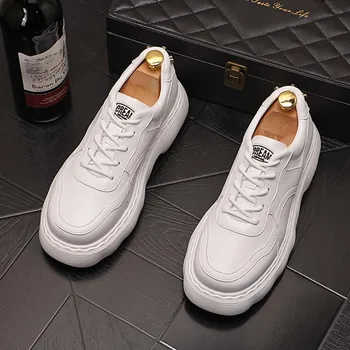 Луксозен дизайнерски мъжки бели обувки на равна платформа с нитове, дишащи тенденция маратонки за улици, интернет-известни личности