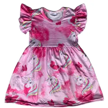 Летен моден бутик, скъпа детски дрехи за момичета, розова рокля с фигура на еднорога на едро